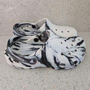 Crocs Black and White Marble Clogs; size 6